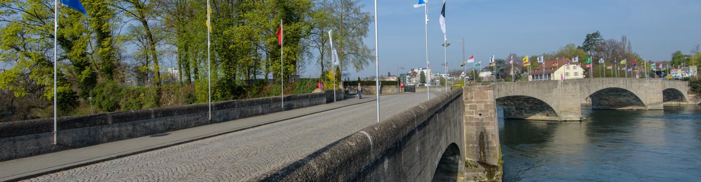 Brücke nach Deutschland mit Wappen und Inseli