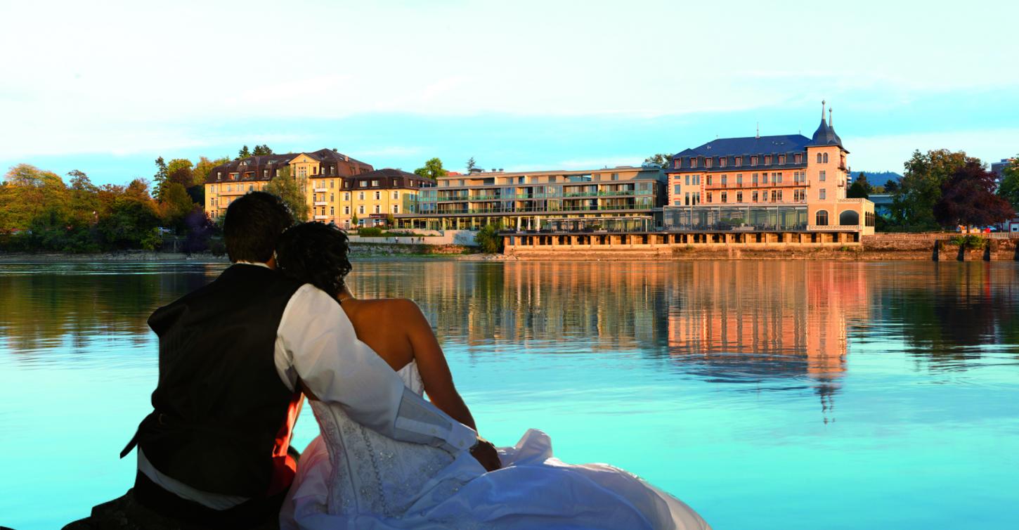 Heiraten im Park-Hotel am Rhein, Brautpaar am Rhein mit Sicht auf das Hotel