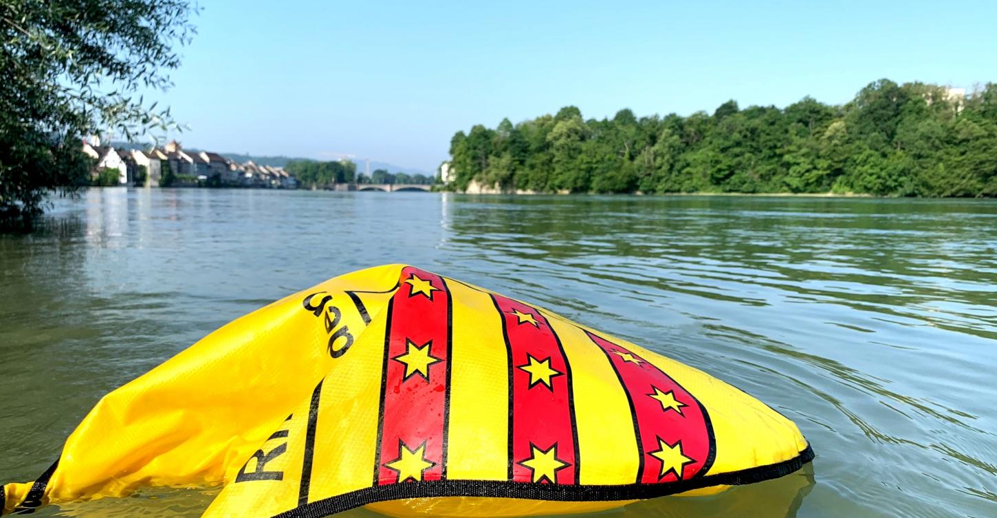 Rheinschwimmen mit dem gelben Wickelfisch bei der Rheintreppe mit Sicht auf die Altstadt